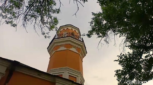 Masjid ini juga memiliki menara meski tak berukuran terlalu besar