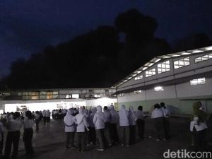 Kebakaran Gudang Tekstil Merambat, Sejumlah Karyawan Pingsan Kebakaran Gudang Tekstil Merambat, Sejumlah Karyawan Pingsan