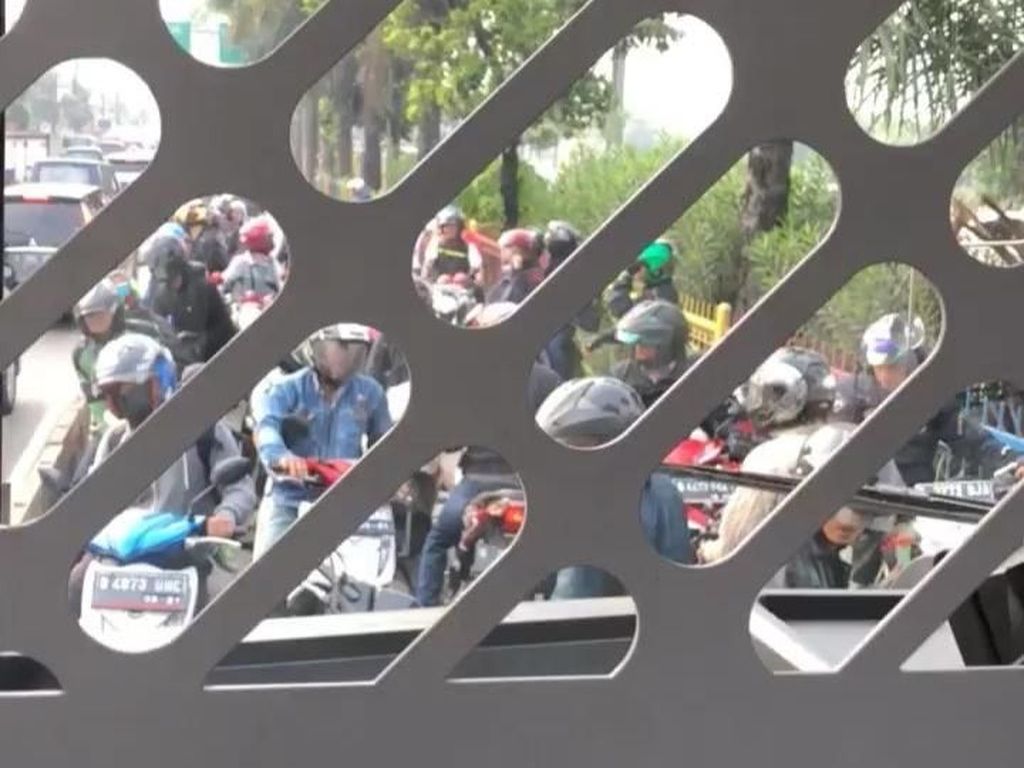 Aksi Pemotor Bahu-Membahu Kabur dari Razia Busway di Jakbar Aksi Pemotor Bahu-Membahu Kabur dari Razia Busway di Jakbar