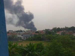 Tumpukan Karet Terbakar di Cijantung, Asap Hitam Membubung Tinggi