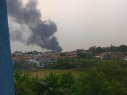 Tumpukan Karet Terbakar di Cijantung, Asap Hitam Membubung Tinggi