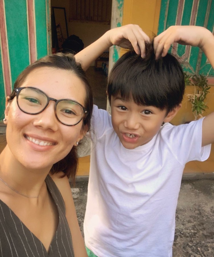 Lihat deh, gaya Pitu ada-ada aja ya. He-he-he. (Foto: Instagram/sarahcandra) Lihat deh, gaya Pitu ada-ada aja ya. He-he-he. (Foto: Instagram/sarahcandra)