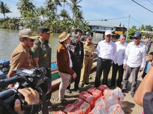 Bantu Petani Korban Banjir di Soppeng, Kementan Beri Pupuk 148,4 Ton