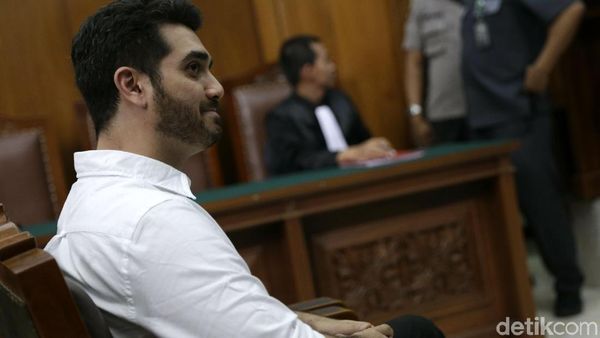 Senyum Fachri Albar Usai Vonis Rehab