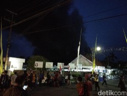 Angin Kencang, Api yang Membakar Gudang Tekstil Makin Membara