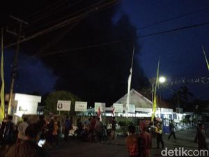 Angin Kencang, Api yang Membakar Gudang Tekstil Makin Membara Angin Kencang, Api yang Membakar Gudang Tekstil Makin Membara