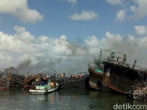 Masih Ada Api di Kapal yang Terbakar di Pelabuhan Benoa Masih Ada Api di Kapal yang Terbakar di Pelabuhan Benoa