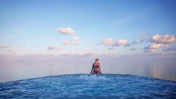 Foto: WAGs Belgia dan Pantai Cantik yang Dikunjunginya