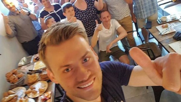 10 Momen Kiper Jago Belgia, Simon Mignolet Saat Makan Bareng Istri dan Fans