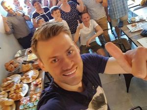 10 Momen Kiper Jago Belgia, Simon Mignolet Saat Makan Bareng Istri dan Fans