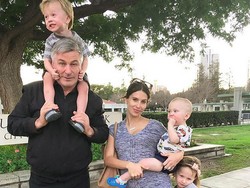 Curhat Istri Alec Baldwin tentang Rambut Rontok Usai Melahirkan