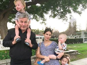 Curhat Istri Alec Baldwin tentang Rambut Rontok Usai Melahirkan Curhat Istri Alec Baldwin tentang Rambut Rontok Usai Melahirkan