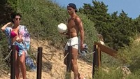 Ronaldo, bagaimanapun juga, tak bisa berpisah dari bola. (ist)