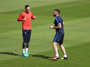 Giroud: Sori Courtois, Lloris yang Terbaik Giroud: Sori Courtois, Lloris yang Terbaik