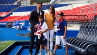 Sang tunangan Ilaria DAmico beserta kedua anak mereka Louis Thomas dan David Lee ikut menemani Buffon. REUTERS/Gonzalo Fuentes.