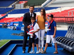 Sang tunangan Ilaria DAmico beserta kedua anak mereka Louis Thomas dan David Lee ikut menemani Buffon. REUTERS/Gonzalo Fuentes.