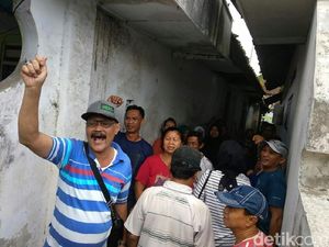 Tolak Jalan ke Perumahan Ditutup, Warga Banyuwangi Blokir Jalan