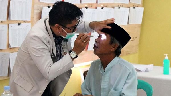 500 Warga Desa Jayamukti Ikuti Pengobatan Gratis