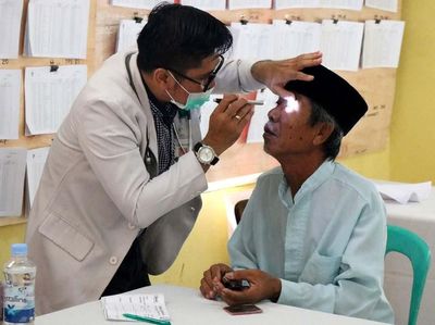 500 Warga Desa Jayamukti Ikuti Pengobatan Gratis