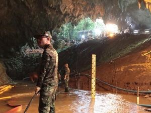 8 Remaja yang Dikeluarkan dari Gua Thailand dalam Kondisi Sehat