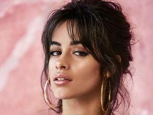 Camila Cabello Rilis Makeup Seksi Kolaborasi dengan LOreal Paris Camila Cabello Rilis Makeup Seksi Kolaborasi dengan LOreal Paris