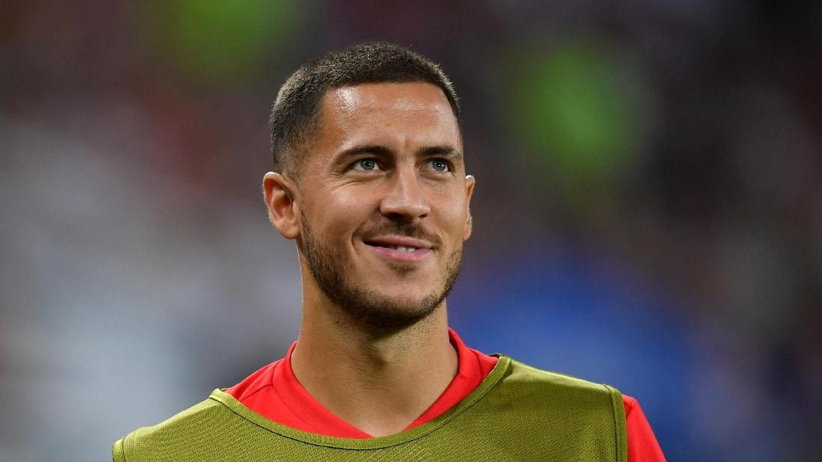 Eden Hazard potong rambut dulu sebeum laga panas Prancis vs Belgia di semifinal Piala Dunia 2018. (Foto: Dan Mullan/Getty Images)