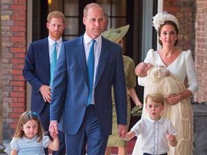 Kate Middleton Tampil Cantik dan Serba Putih di Pembaptisan Pangeran Louis Kate Middleton Tampil Cantik dan Serba Putih di Pembaptisan Pangeran Louis