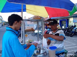 Siapa Sangka Penjual Cilok Ini Ternyata Polisi Polda DIY