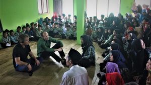 Jarang Terjadi! Jason Bourne Duduk Bersila di Pesantren