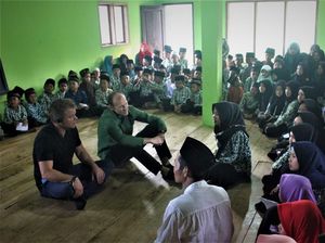 Jarang Terjadi! Jason Bourne Duduk Bersila di Pesantren
