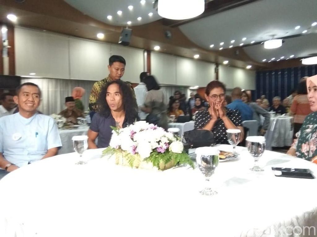 Susi Kumpul Bareng Kaka Slank dan 200 Komunitas Penjaga Laut Susi Kumpul Bareng Kaka Slank dan 200 Komunitas Penjaga Laut