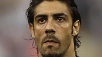 Rui Costa menjadi gelandang tengah yang terpilih dalam skema ini. Dia dibeli AC Milan pada 2001 dengan harga 42 juta euro. (Foto: Getty Images)