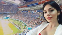Ronaldo gagal mengantar Portugal melnagkah lebih jauh dari babak 16 besar di Piala Dunia 2016. Meski dapat dukungan langsung dari Georgina Rodriguez yang datang ke Rusia, Ronaldo dan Portugal dikalahkan Uruguay. (Instagram/@georginagio)