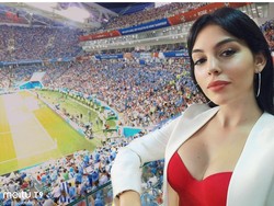 Ronaldo gagal mengantar Portugal melnagkah lebih jauh dari babak 16 besar di Piala Dunia 2016. Meski dapat dukungan langsung dari Georgina Rodriguez yang datang ke Rusia, Ronaldo dan Portugal dikalahkan Uruguay. (Instagram/@georginagio)
