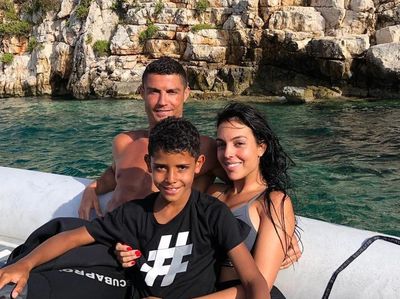 Mengintip Liburan Mesra Ronaldo Bersama Kekasihnya