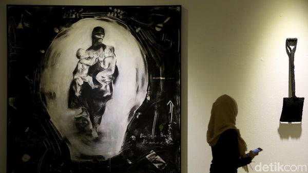 Melihat Pameran Tunggal Perupa Tisna Sanjaya
