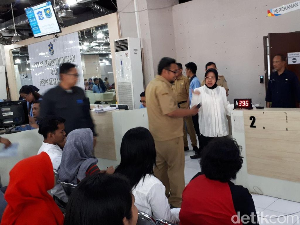 Sidak Mal Pelayanan Publik, Risma Temukan Antrean e-KTP Masih Mengular Sidak Mal Pelayanan Publik, Risma Temukan Antrean e-KTP Masih Mengular