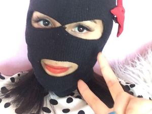 Kocak, Penjual Baju Online Viral Karena Tutupi Wajahnya Seperti Pencuri