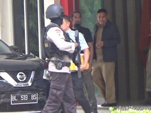 Kadispora Aceh Dibawa KPK ke Rumahnya Kadispora Aceh Dibawa KPK ke Rumahnya