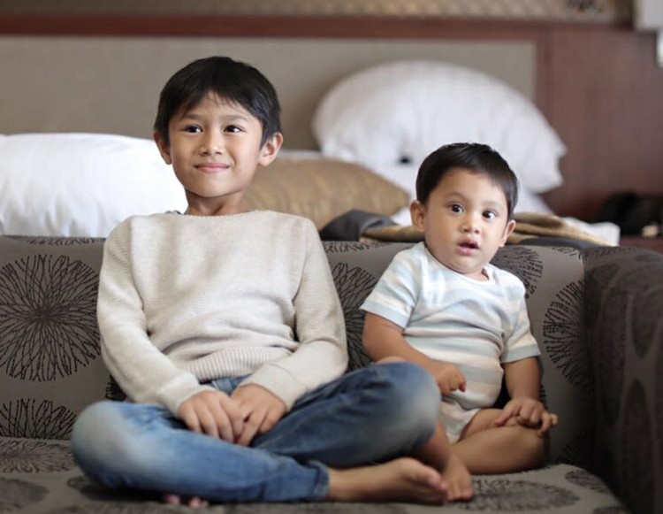 Wah, Pitu akrab juga sama anak penyanyi Andien, Kawa, nih. (Foto: Instagram/sarahcandra) Wah, Pitu akrab juga sama anak penyanyi Andien, Kawa, nih. (Foto: Instagram/sarahcandra)