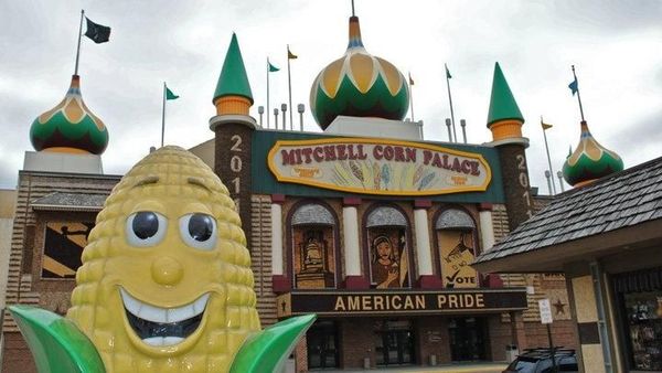 Istana yang Dibuat dari Jagung, Bagaimana Ya?