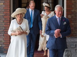 Momen Manis Saat Pangeran Charles Gendong Cucunya