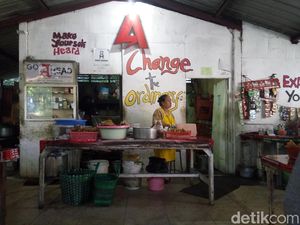 Mbok Jum, Kantin Legendaris Penyelamat Mahasiswa UNS di Akhir Bulan