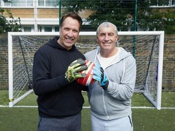 Kiper Legendaris Inggris Ajak Masyarakat untuk Rutin Donor Darah