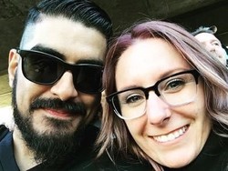 Pasangan Ini Temukan Pesan Lucu dari Penghuni Lama Saat Renovasi Kamar Mandi