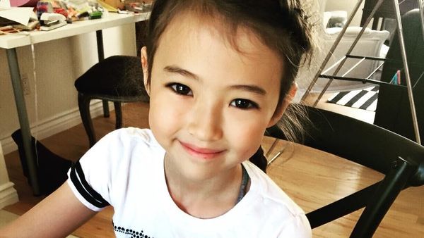 Cantiknya Ella Gross, Model Anak Keturunan Korea-Amerika yang Doyan Donat