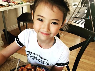 Cantiknya Ella Gross, Model Anak Keturunan Korea-Amerika yang Doyan Donat