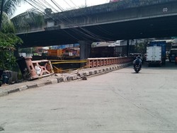 Tembok Jembatan RE Martadinata Hancur Ditabrak Pajero