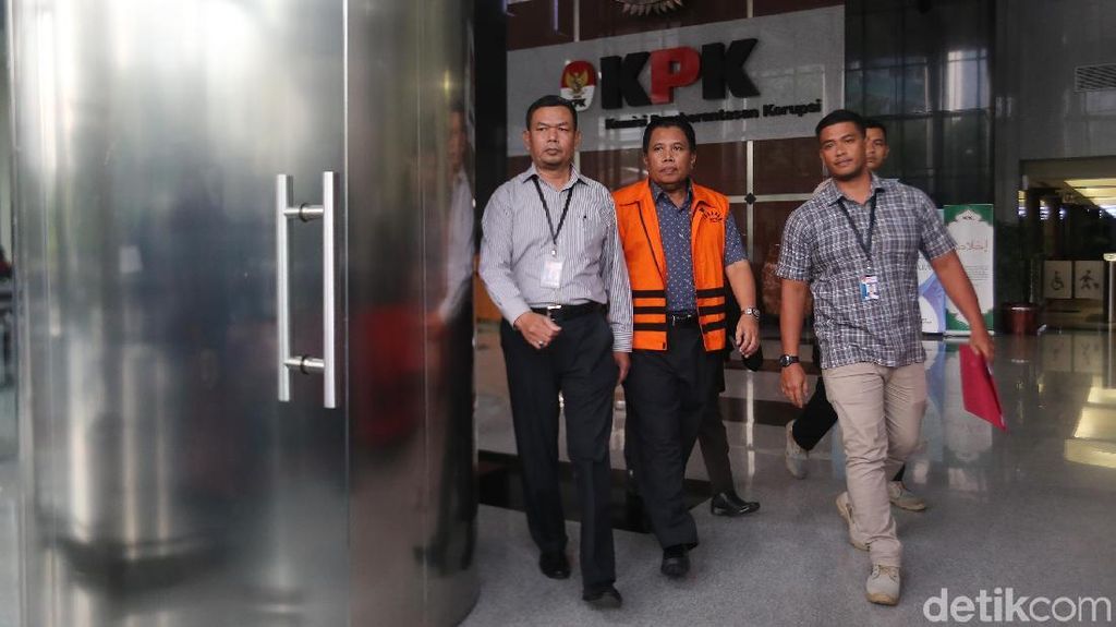 Kadis Perkebunan Jatim Samsul Arifien Ditahan KPK Kadis Perkebunan Jatim Samsul Arifien Ditahan KPK