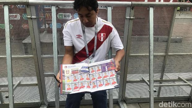 Luis dengan koleksi Panini-nya yang sudah terkumpul penuh